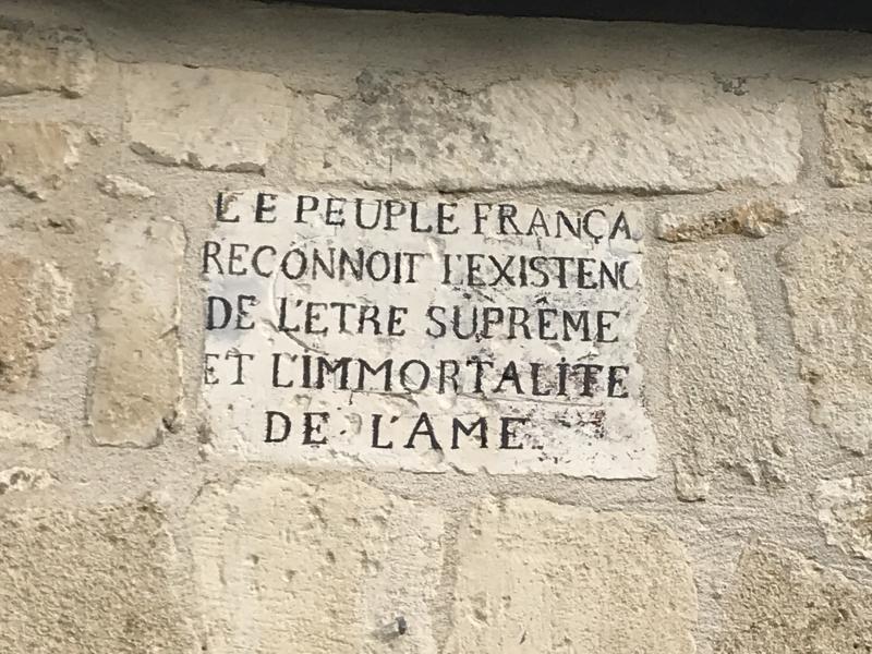 Une drôle de plaque sur l’église de Vendresse