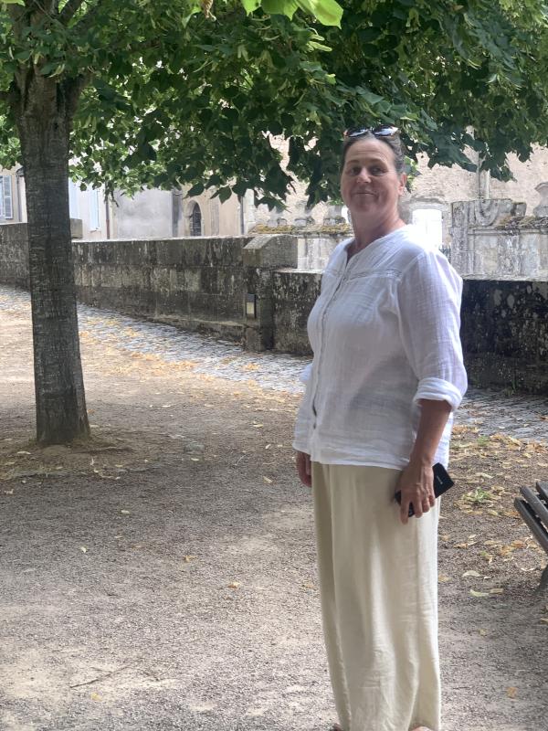 Véronique ønsker gjester velkommen til Cheveuges
